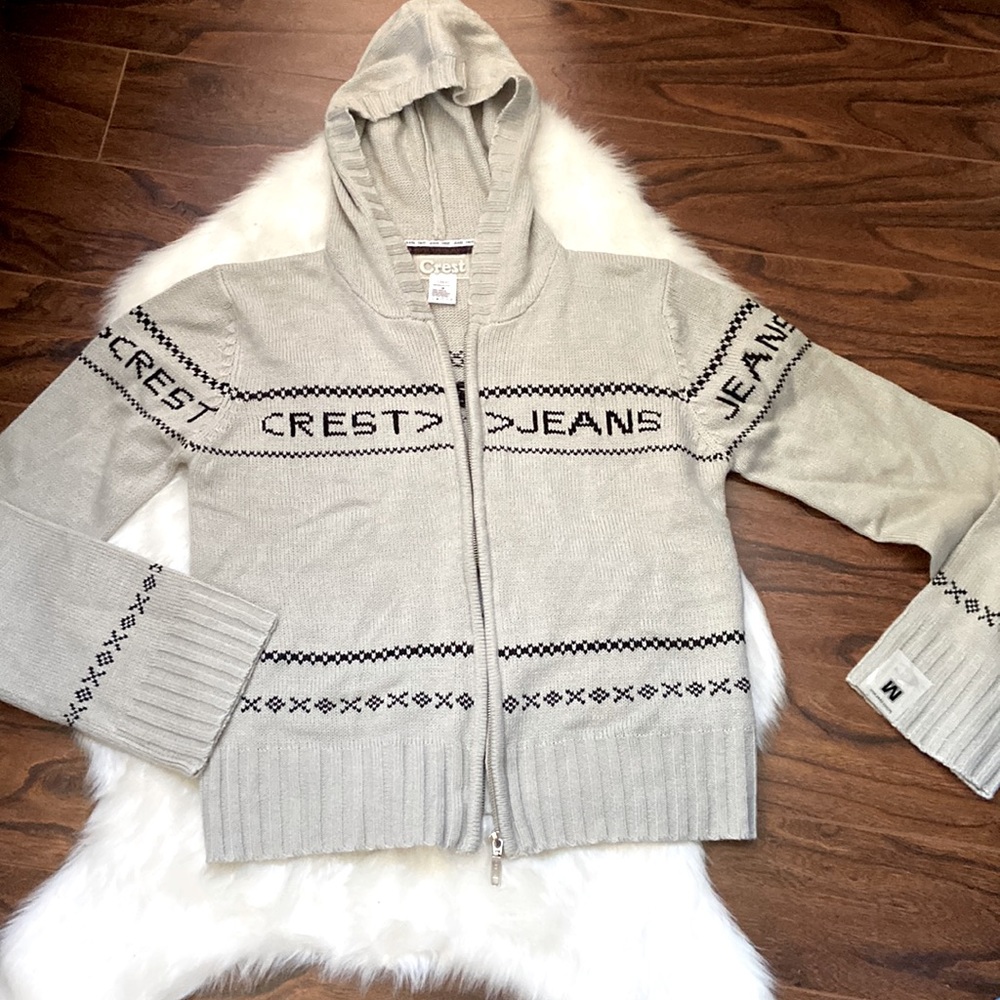 Beautiful zippered sweater type  hoodie in size M